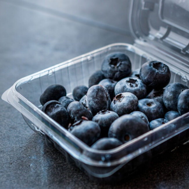 Absorbent pads for fresh fruit packaging to manage moisture and preserve freshness
