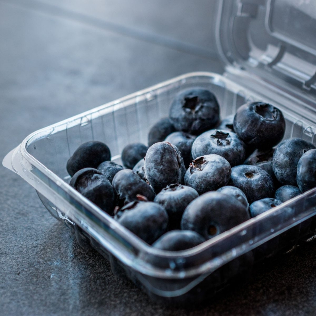 Absorbent pads for fresh fruit packaging to manage moisture and preserve freshness